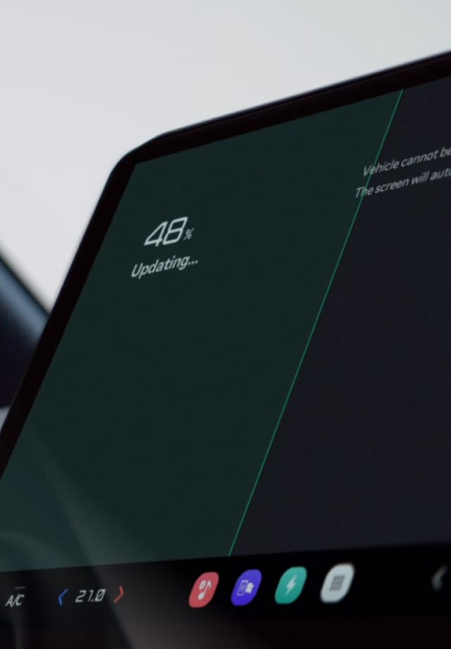 Infotainment-Bildschirm mit laufendem Over-the-Air-Update.